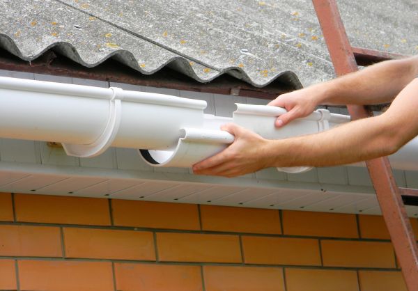 Gutter Hanging in Roswell